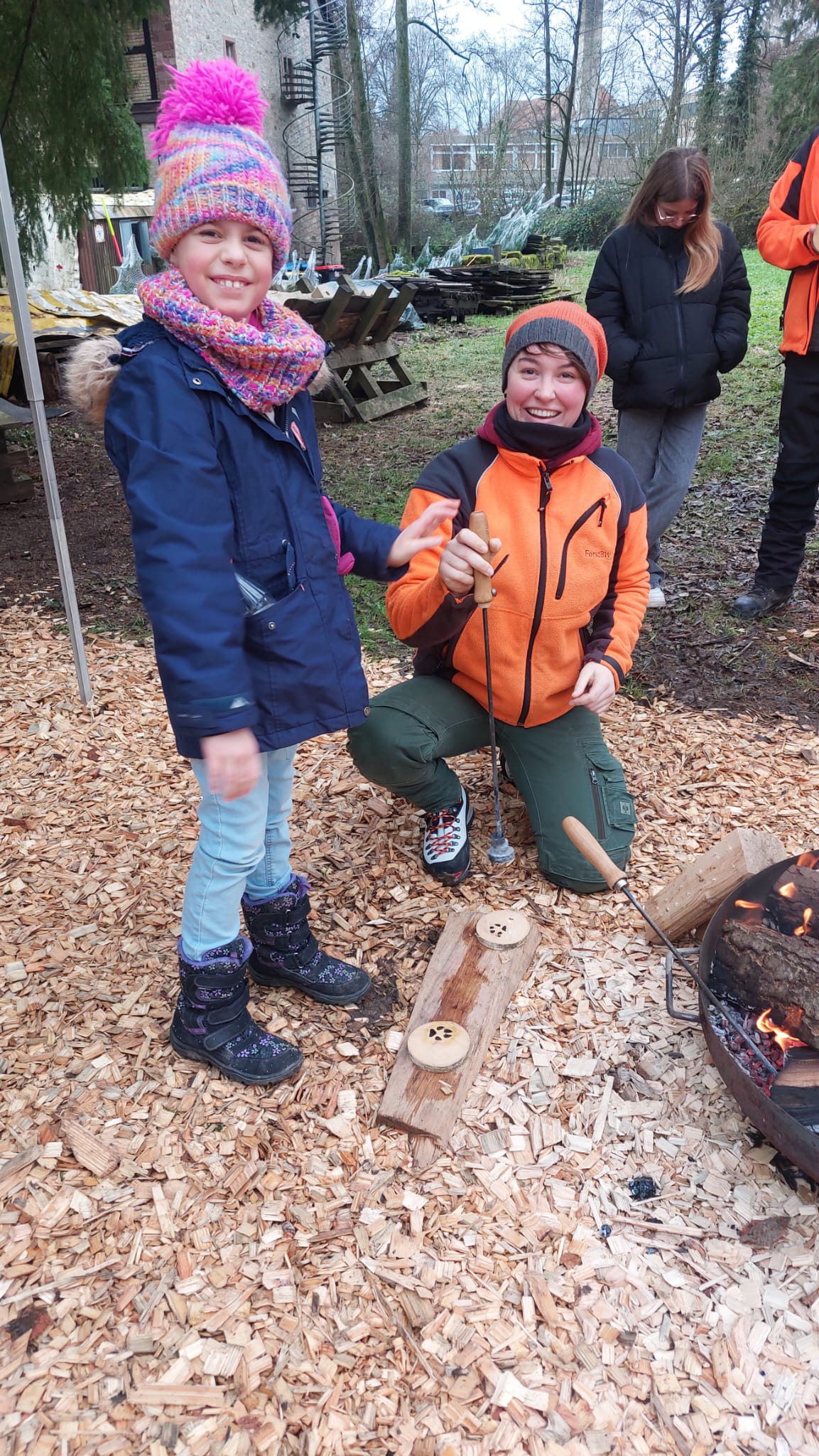 Tierspuren brennen in Holz