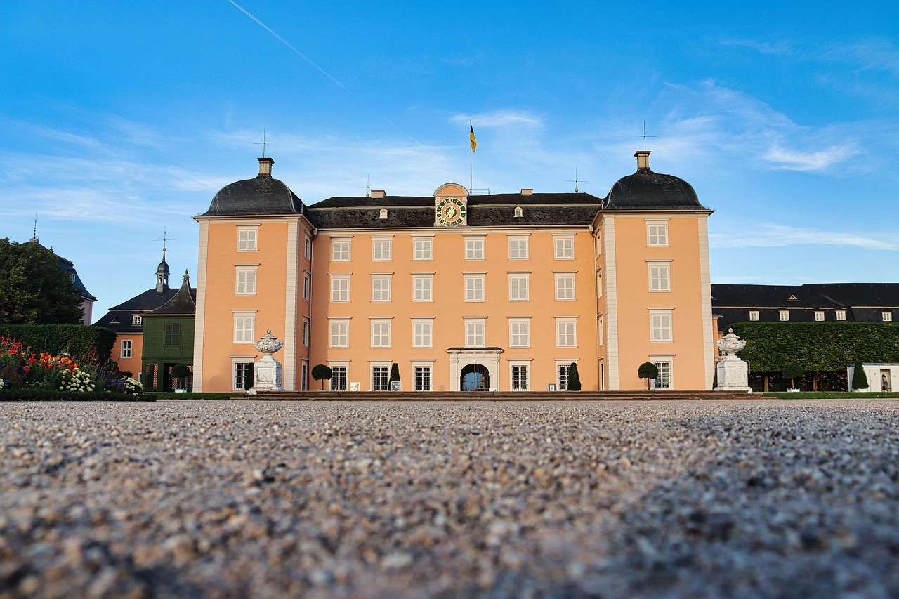 Mehr über den Artikel erfahren Schloss in Flammen Schwetzingen 2026: Dieses Open-Air-Spektakel verzaubert den Schlossgarten